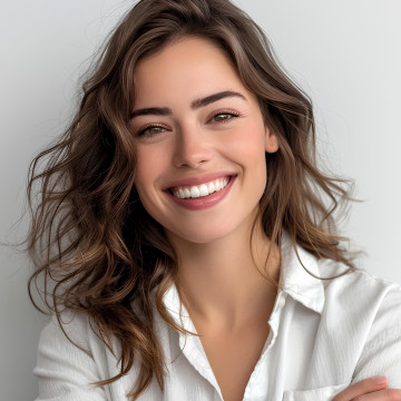 Junge brünette Frau mit makelloser Haut lächelt herzlich in Kamera