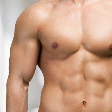 Muskulöser Oberkörper eines Mannes mit Männerbrust